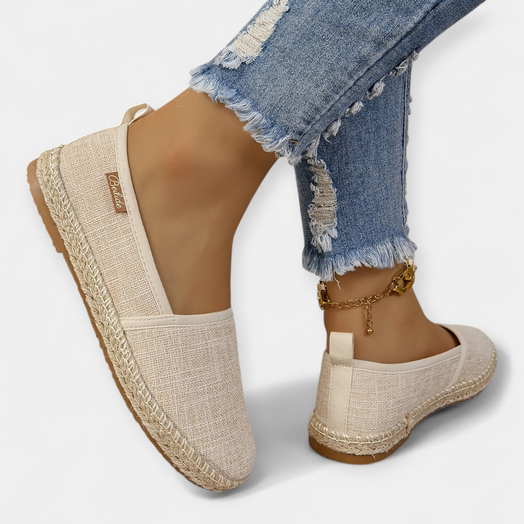 Încălțăminte ușoară tip "slide"